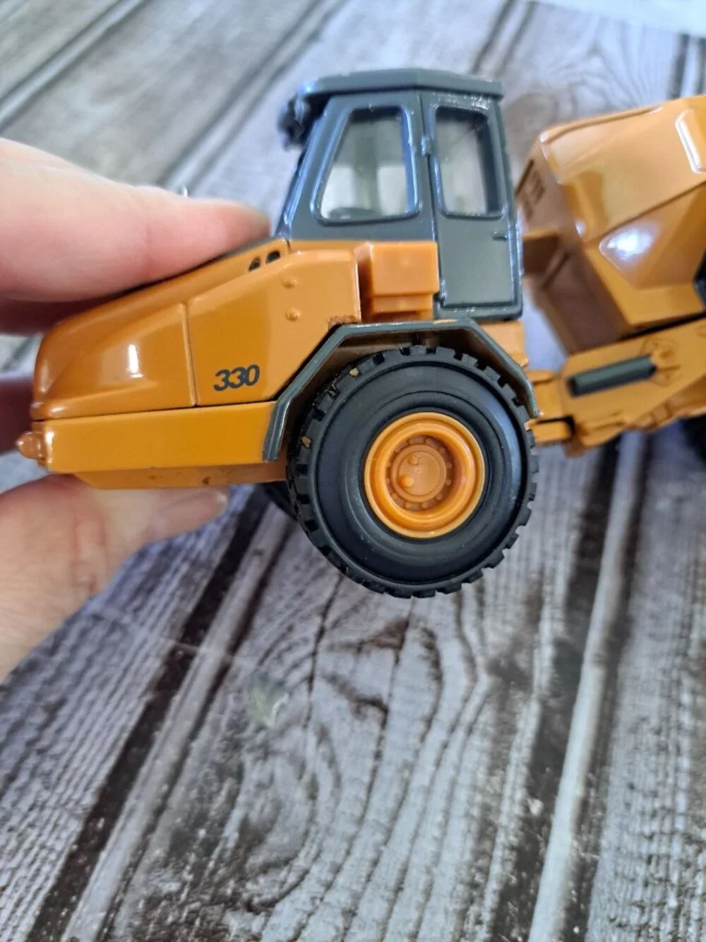 Case 330B Articulated Dump Truck 1/50 Scale Diecast Model Ertl Tip Bed Wheels